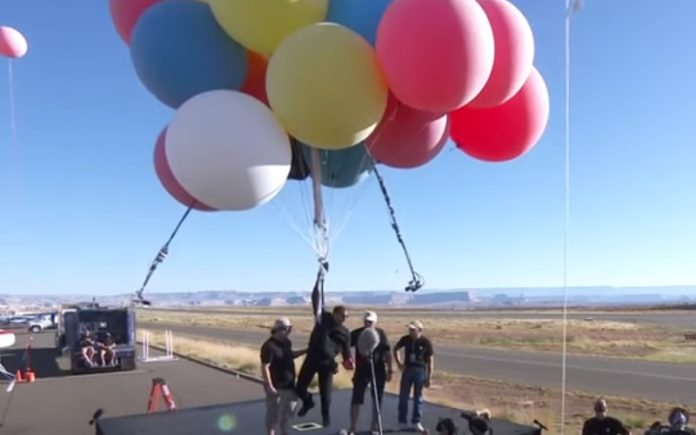 David Blaine voa a 8000 metros de altura agarrado a balões de hélio