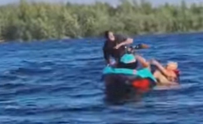 Duas amigas tentam subir para jet-ski mas sem sucesso Duas amigas tentam subir para jet-ski mas sem sucesso