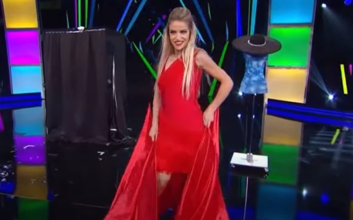 Ilusionista troca de roupa com tanta rapidez que até achamos mesmo que é magia Ilusionista troca de roupa com tanta rapidez que até achamos mesmo que é magia
