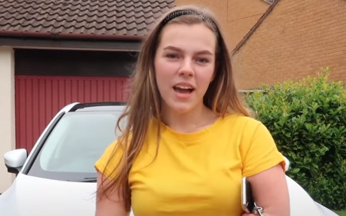 Jovem amputada de braços e pernas mostra interior de carro e modificações que teve de fazer Jovem amputada de braços e pernas mostra interior de carro e modificações que teve de fazer