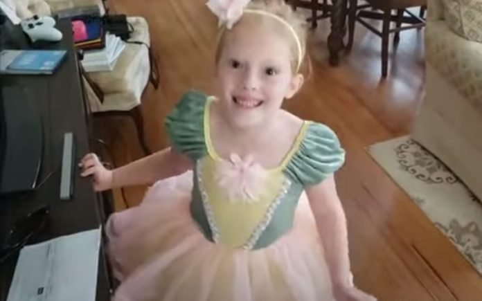 Menina deixa todos rendidos ao dançar ballet depois de médicos dizerem que não conseguiria andar Menina deixa todos rendidos ao dançar ballet depois de médicos dizerem que não conseguiria andar