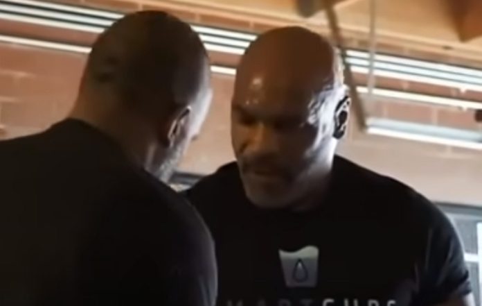 Mike Tyson faz treinos intensos para preparar luta contra Roy Jones Jr Mike Tyson faz treinos intensos para preparar luta contra Roy Jones Jr