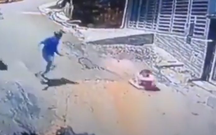 Motociclista salva bebé que descia rua em andador sem proteção Motociclista salva bebé que descia rua em andador sem proteção