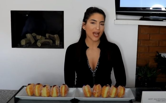 Mulher bate record ao comer 10 bolas de Berlim em apenas 3 minutos Mulher bate record ao comer 10 bolas de Berlim em apenas 3 minutos