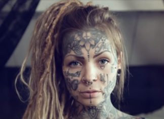 Mulher de 30 anos já tem 99% do corpo coberto com tatuagens