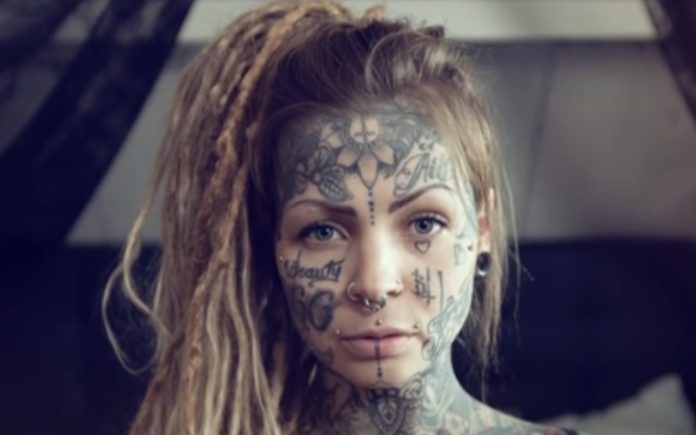 Mulher de 30 anos já tem 99% do corpo coberto com tatuagens Mulher de 30 anos já tem 99% do corpo coberto com tatuagens