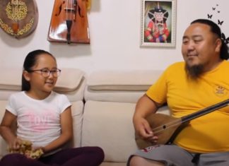 Pai e filha fazem furor com apresentação de música tradicional da Mongólia