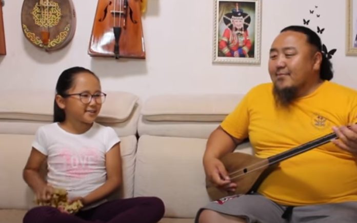 Pai e filha fazem furor com apresentação de música tradicional da Mongólia Pai e filha fazem furor com apresentação de música tradicional da Mongólia