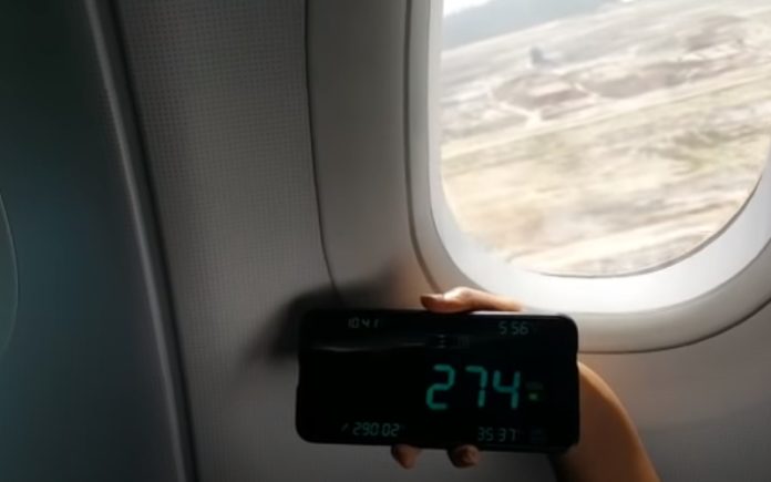 Passageiro testa a velocidade a que viaja um Airbus A320 Passageiro testa a velocidade a que viaja um Airbus A320