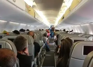 Polícia brasileiro deixa aviso sério a turistas antes de saírem do avião Polícia brasileiro deixa aviso sério a turistas antes de saírem do avião