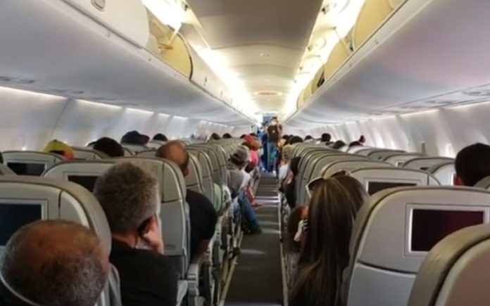 Polícia brasileiro deixa aviso sério a turistas antes de saírem do avião Polícia brasileiro deixa aviso sério a turistas antes de saírem do avião