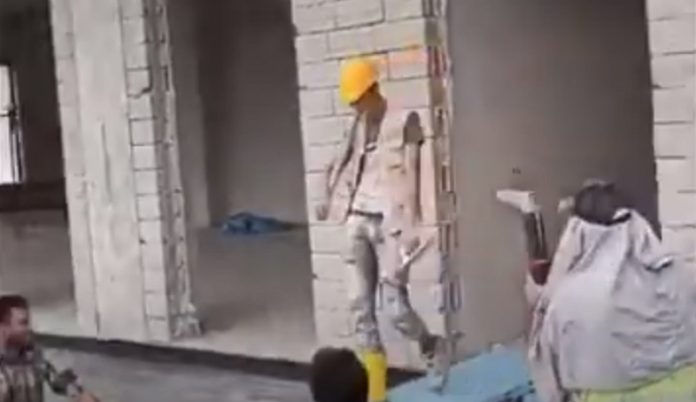 Trabalhadores de obra improvisam desfile de moda no trabalho Trabalhadores de obra improvisam desfile de moda no trabalho