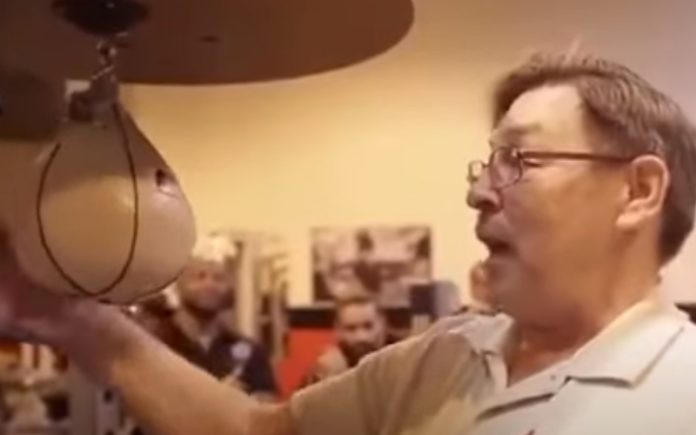 Treinador de boxe deixa todos de boca aberta ao explicar como usar bola de boxe Treinador de boxe deixa todos de boca aberta ao explicar como usar bola de boxe