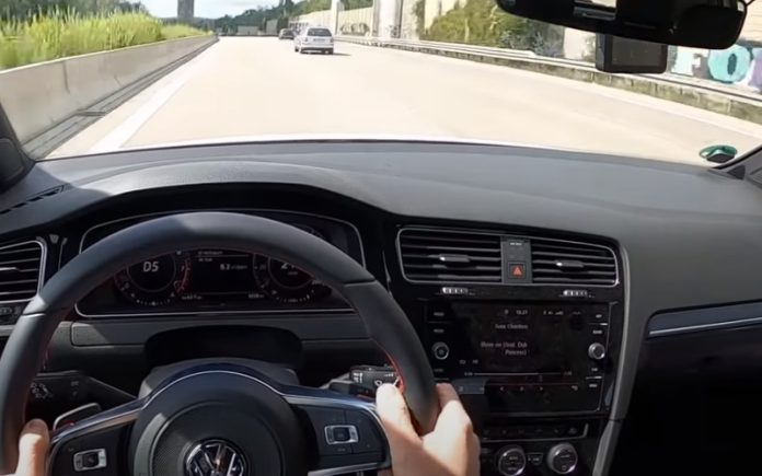 Acidente em Autobahn com carro que circulava a 240 km por hora Acidente em Autobahn com carro que circulava a 240 km por hora