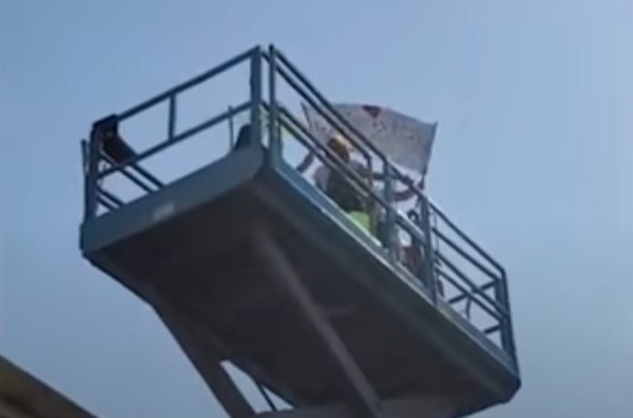 Amigas alugam grua para acompanhar de perto doente internada com cancro Amigas alugam grua para acompanhar de perto doente internada com cancro