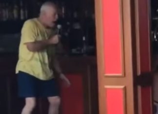 Avô dá brilharete em karaoke de um bar local e ninguém fica indiferente