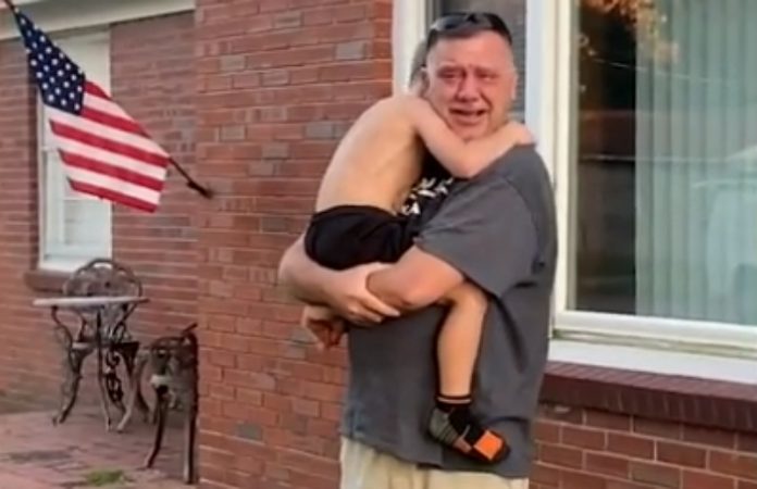 Avô vê o neto depois de 8 meses por causa da pandemia Avô vê o neto depois de 8 meses por causa da pandemia