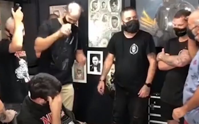 Barbeiros rapam cabelo em solidariedade com jovem que descobre ter cancro Barbeiros rapam cabelo em solidariedade com jovem que descobre ter cancro