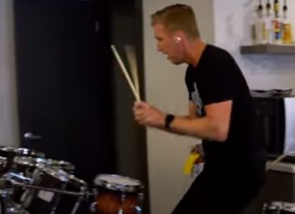 Baterista toca “In The Air Tonight” em 99 tambores que tem espalhados pela casa