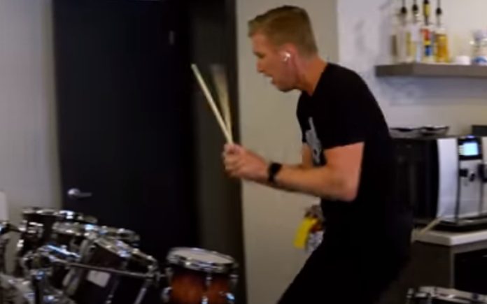 Baterista toca “In The Air Tonight” em 99 tambores que tem espalhados pela casa Baterista toca “In The Air Tonight” em 99 tambores que tem espalhados pela casa