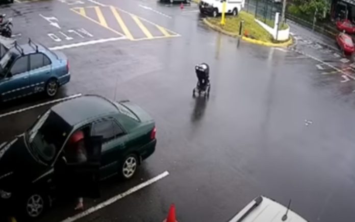 Bebé escapa depois de carrinho ter andado sozinho até à estrada e bater em autocarro