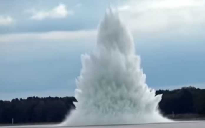 Bomba da II Guerra Mundial explode ao ser desativada na água Bomba da II Guerra Mundial explode ao ser desativada na água