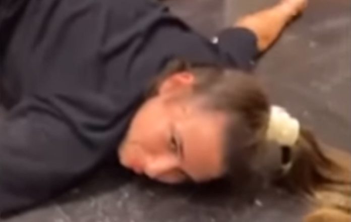 Bombeiros resgatam jovem que ficou presa em máquina de lavar roupa Bombeiros resgatam jovem que ficou presa em máquina de lavar roupa