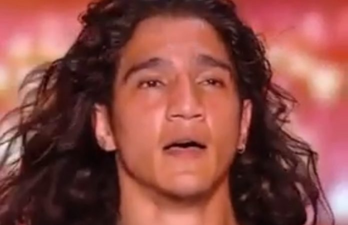 Breakdancer com deficiência física dá show no France's Got Talent Breakdancer com deficiência física dá show no France's Got Talent