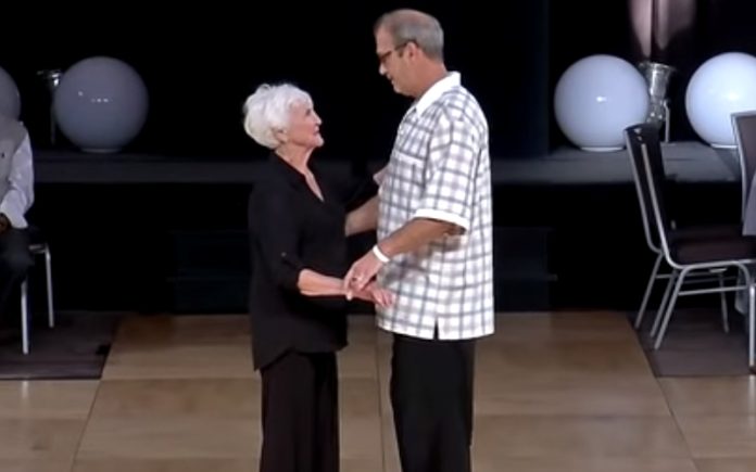 Casal de idosos ganha 1º prémio com dança inesperada Casal de idosos ganha 1º prémio com dança inesperada
