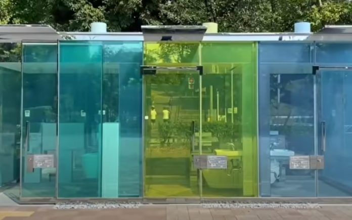 Casas de banho com paredes transparentes são última novidade no Japão Casas de banho com paredes transparentes são última novidade no Japão