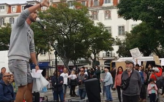 Centenas de portugueses protestam em Lisboa contra medidas do governo para a Covid-19 Centenas de portugueses protestam em Lisboa contra medidas do governo para a Covid-19