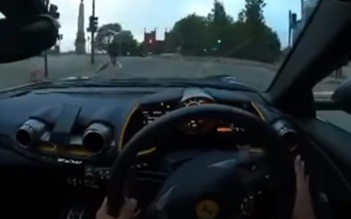 Condutor de Ferrari perde controlo e bate na estrutura de London Bridge Condutor de Ferrari perde controlo e bate na estrutura de London Bridge