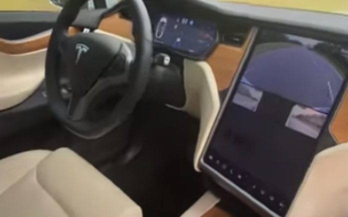 Condutor de Tesla filma carro a conduzir sozinho enquanto está no banco do passageiro Condutor de Tesla filma carro a conduzir sozinho enquanto está no banco do passageiro