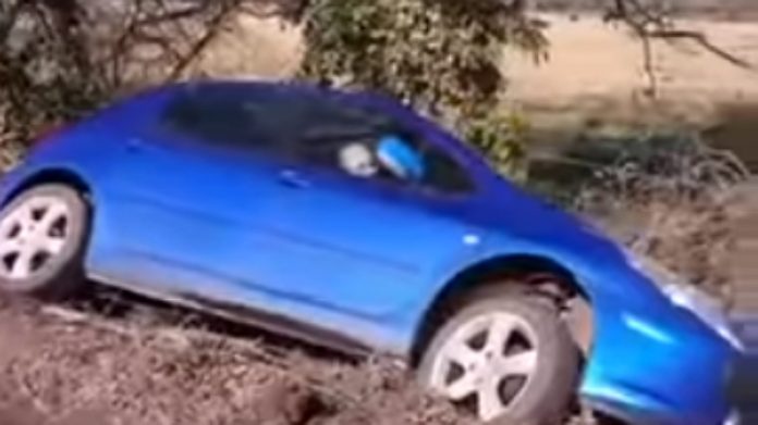 Condutor diz a homem que se despistou que não pode estar ali estacionado Condutor diz a homem que se despistou que não pode estar ali estacionado