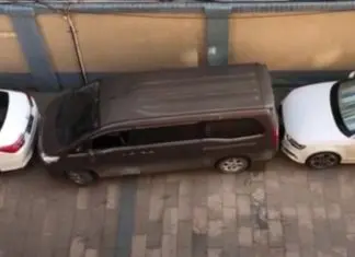 Condutor experiente retira carrinha de estacionamento super apertado Condutor experiente retira carrinha de estacionamento super apertado