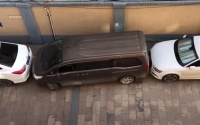 Condutor experiente retira carrinha de estacionamento super apertado Condutor experiente retira carrinha de estacionamento super apertado