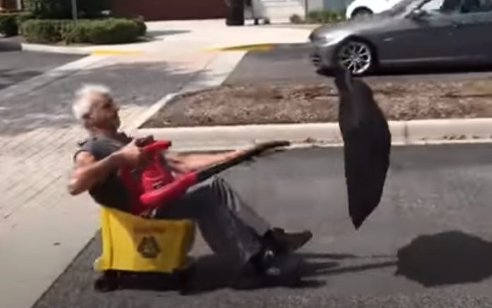 Empregado de escola inventa uma nova forma de se deslocar Empregado de escola inventa uma nova forma de se deslocar