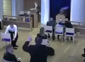 Filhos são impedidos de abraçar a própria mãe no funeral do pai Filhos são impedidos de abraçar a própria mãe no funeral do pai