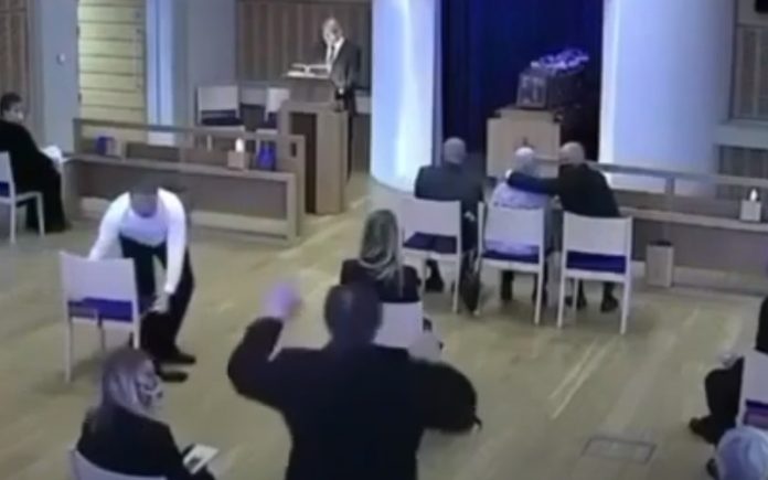 Filhos são impedidos de abraçar a própria mãe no funeral do pai