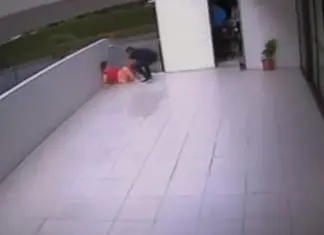 Futebolista brasileiro ajuda mulher a dar à luz no meio da rua Futebolista brasileiro ajuda mulher a dar à luz no meio da rua