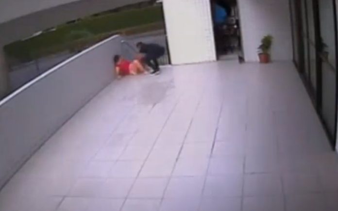 Futebolista brasileiro ajuda mulher a dar à luz no meio da rua