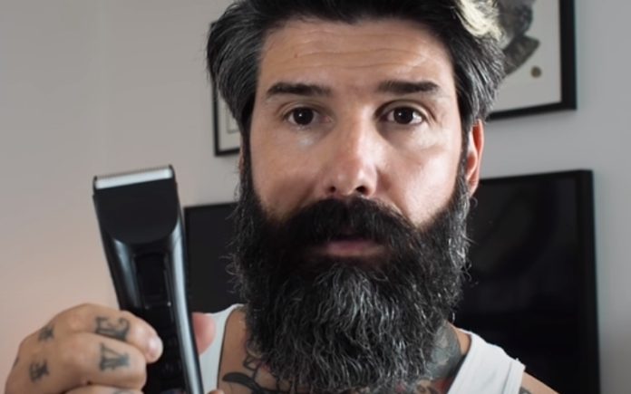 Homem corta a barba pela primeira vez em 10 anos Homem corta a barba pela primeira vez em 10 anos