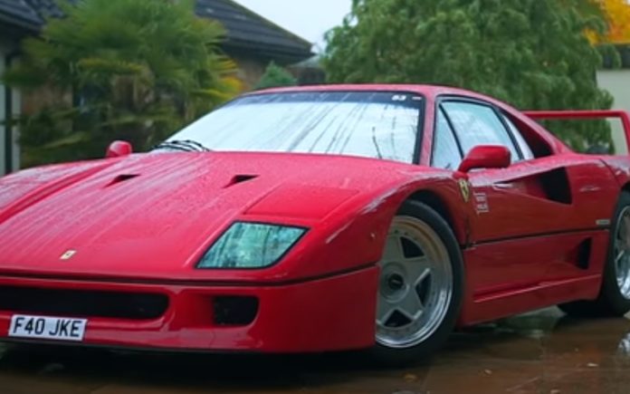 Homem de 80 anos conduz Ferrari F40 no seu dia a dia Homem de 80 anos conduz Ferrari F40 no seu dia a dia
