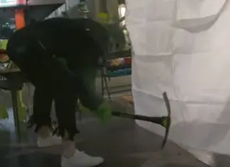 Homem mascarado destrói estrela de Trump no passeio da fama em Hollywood Homem mascarado destrói estrela de Trump no passeio da fama em Hollywood