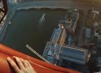 Jovem aventureiro sobe uma grua numa das maiores torres de Londres Jovem aventureiro sobe uma grua numa das maiores torres de Londres