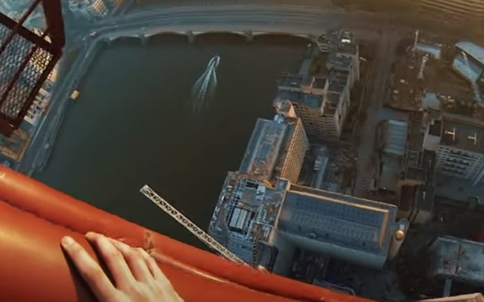 Jovem aventureiro sobe uma grua numa das maiores torres de Londres Jovem aventureiro sobe uma grua numa das maiores torres de Londres