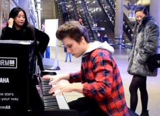 Jovem dá verdadeiro show a tocar piano no metro de Londres