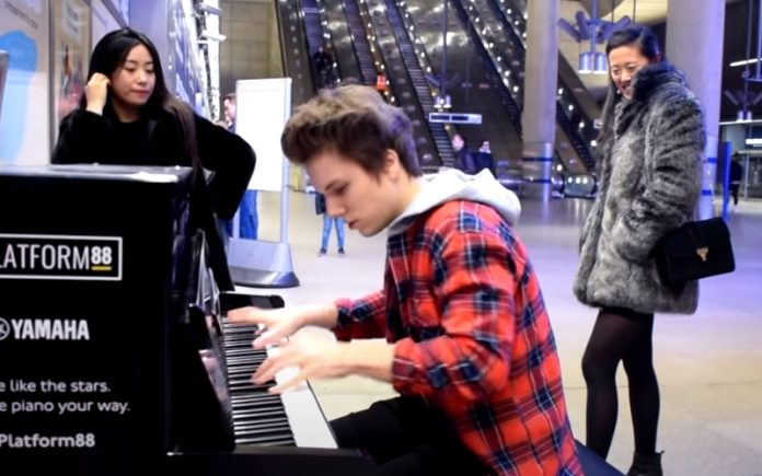 Jovem dá verdadeiro show a tocar piano no metro de Londres Jovem dá verdadeiro show a tocar piano no metro de Londres