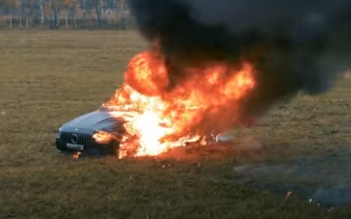 Jovem incendeia o seu Mercedes de 143 mil euros por constantes falhas no carro