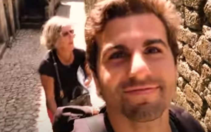 Jovem português faz uma road trip divertida com a sua avó numa autocaravana